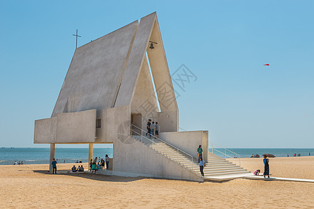 现代建筑艺术海边的前卫设计教堂背景