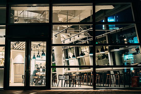 白领用餐夜晚咖啡厅里用餐的人背景