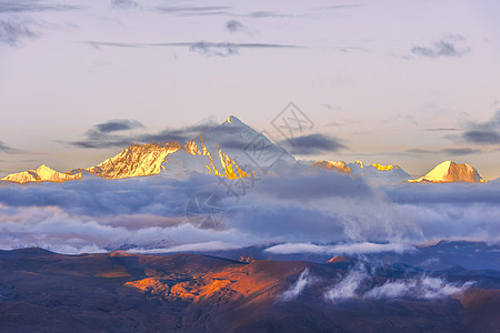 雪山探险晨曦中的珠穆朗玛峰背景