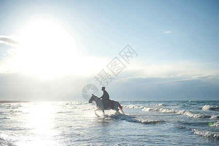 塞马湖青海湖里骑马的男孩背景