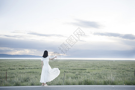 青海星空青海公路的白裙子女孩背景