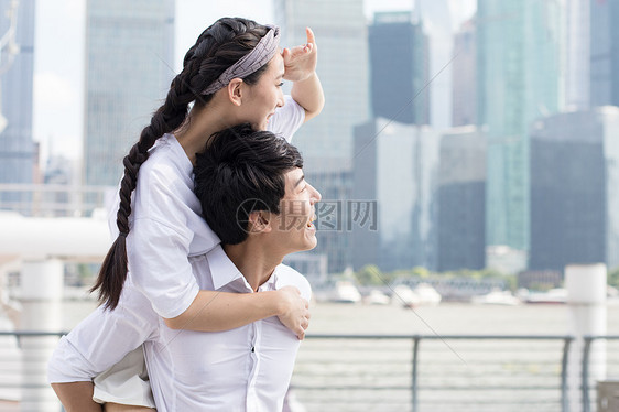 男生背着女生一起游玩旅行