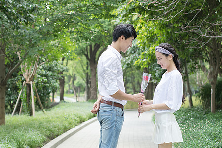 男生准备送花给女生惊喜图片