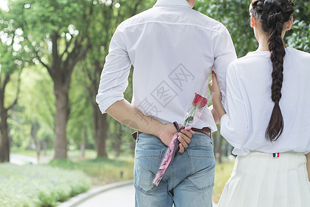 男生准备送花给女生惊喜高清图片