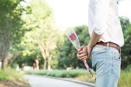 拿玫瑰女生男生准备送花给女生惊喜背景