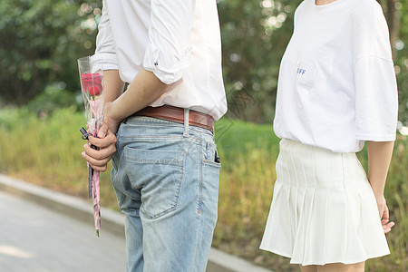 送玫瑰男生准备送花给女生惊喜背景