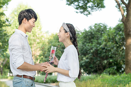 男生准备送花给女生惊喜图片