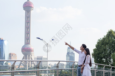 情侣牵手散步上海旅行背景图片