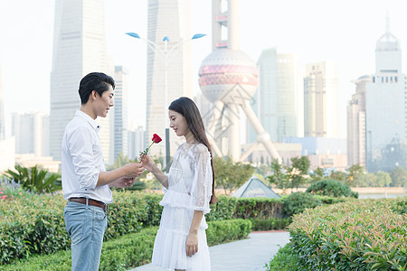 送红包男生准备送花给女生惊喜背景