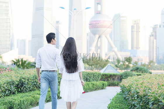 情侣牵手散步上海旅行