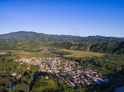 航拍蓝天下的小山村风景图片