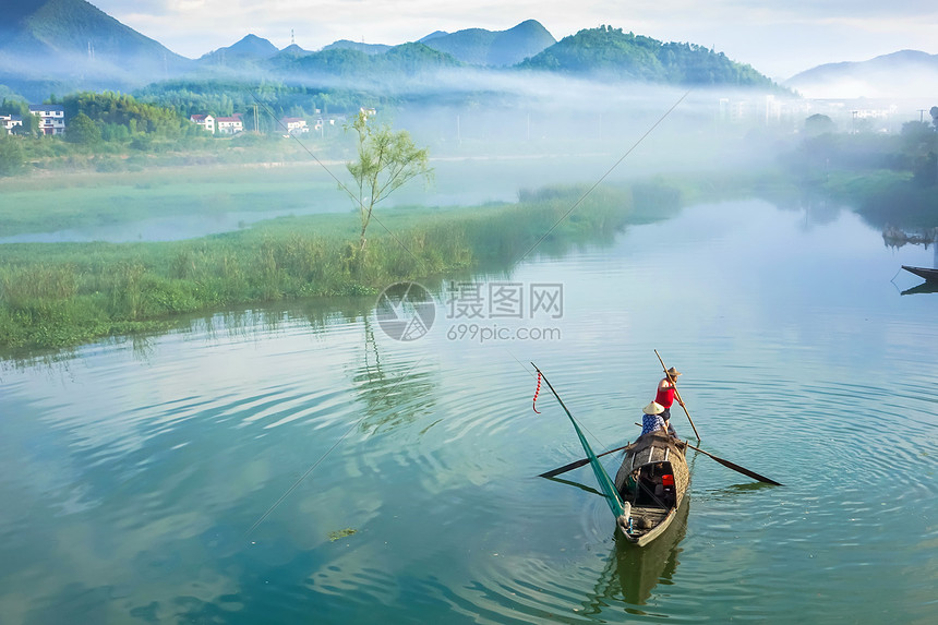 晨雾中的小船图片