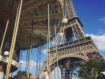 秋天巴黎铁塔下的旋转木马背景图片