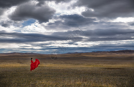 蒙古女孩草原上的红裙子女孩背景