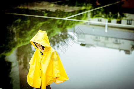 下雨天穿雨衣的小朋友背景图片