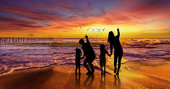 快乐的家庭晚霞海边高清图片