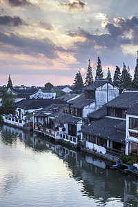 夕阳下的江南古镇小桥流水背景图片