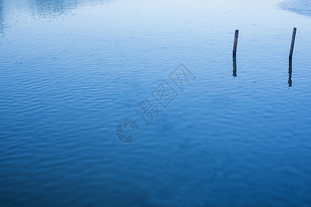 极简风格河水中的柱子背景图片