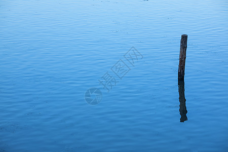 极简风格河水中的柱子高清图片