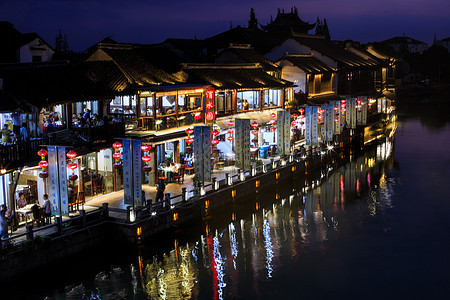 旅行江南古镇的夜景图片