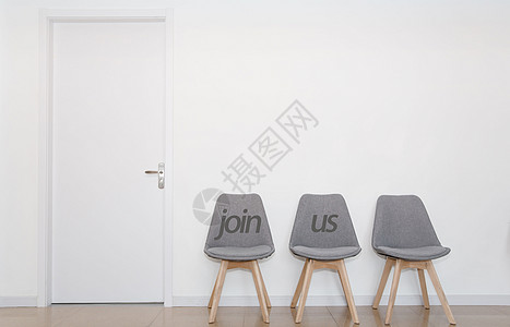“加入我们”在椅子上的文本图片