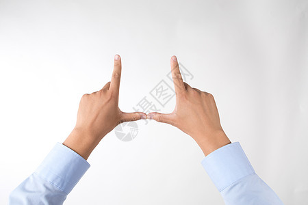 商务男士手指拼成房子的手势动作图片