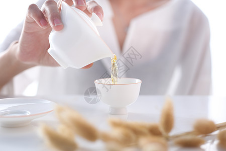 的茶叶白底茶叶手持泡茶倒茶品茶茶道背景