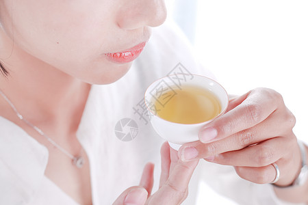 美女倒茶美女手持泡茶倒茶品茶茶道背景