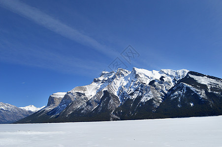 加拿大班夫国家公园雪山Lake Minnewanka图片