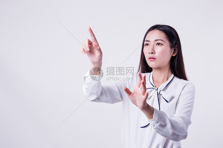 自信职业女性未来科技手势图片