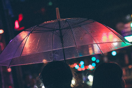 夜晚雨天撑伞的人图片素材