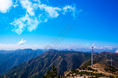 山峰之巅的风车背景图片