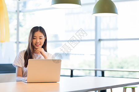 自信职场女性咖啡馆商务办公移动办公的职场女性背景