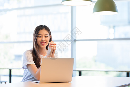 电脑学生自信的职场女性背景