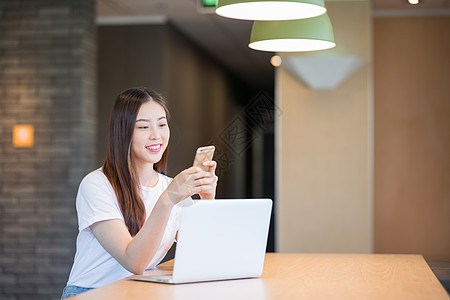 自信职场女性年轻女性拿手机打电话移动办公背景