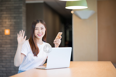 商务电话年轻女性拿手机打电话移动办公背景