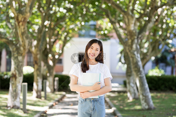 走在校园林荫道下的甜美女生图片