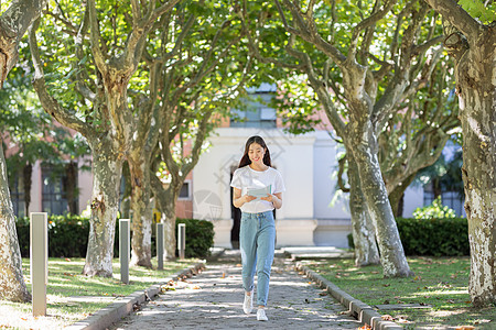 美女模特户外迎面走里的美女大学生背景