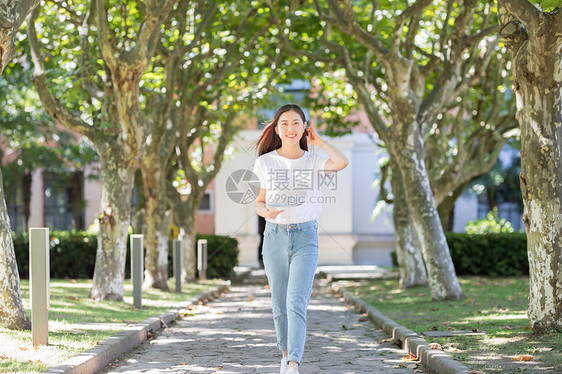 学校里抱着书边走路边撩头发的女同学图片