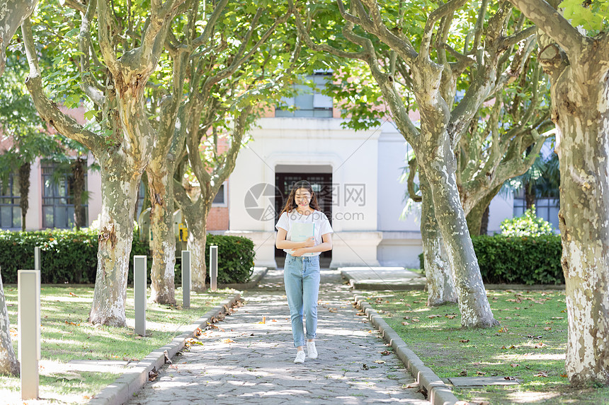 迎面走里的美女大学生图片