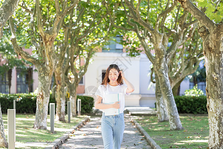 学校里抱着书边走路边撩头发的女同学图片