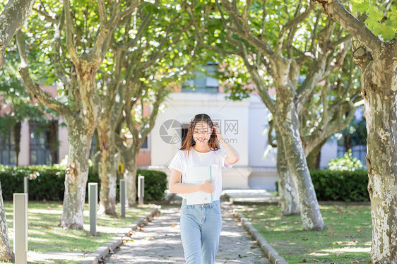 学校里抱着书边走路边撩头发的女同学图片