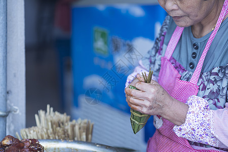 端午节包粽子图片