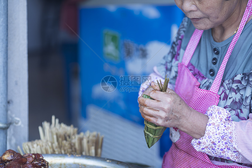 端午节包粽子图片