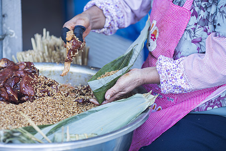 端午节包粽子高清图片