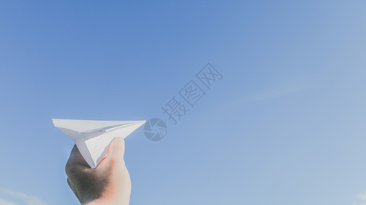 蓝天下的纸飞机图片