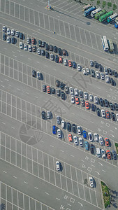 航拍线条美的停车场图片