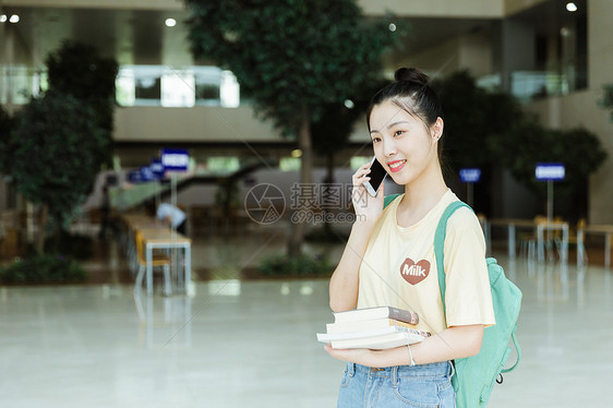 教学楼里用手机的女生图片