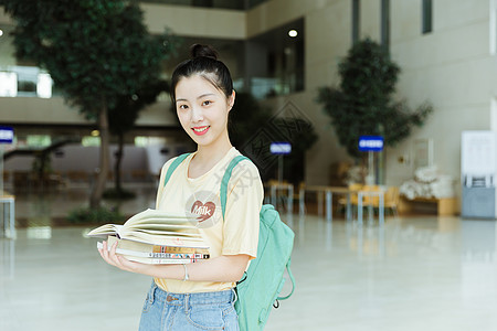 教学楼里抱着书本的女生图片