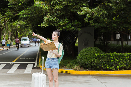 开学校园女生看地图指路高清图片